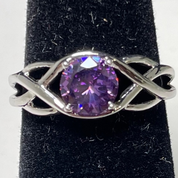 Elegant Silver Tone and Purple Center Ring Size 5 - Picture 1 of 5